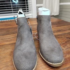 UNIVERSAL THREAD MARLIS BOOTS WITH MEMORY FOAM NWT GRAY 5.5